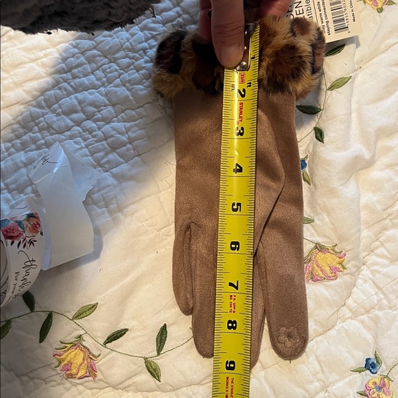 🎉 2/$20🎉 NWT Elegant Tan Gloves with Leopard Print Trim - Picture 4 of 4